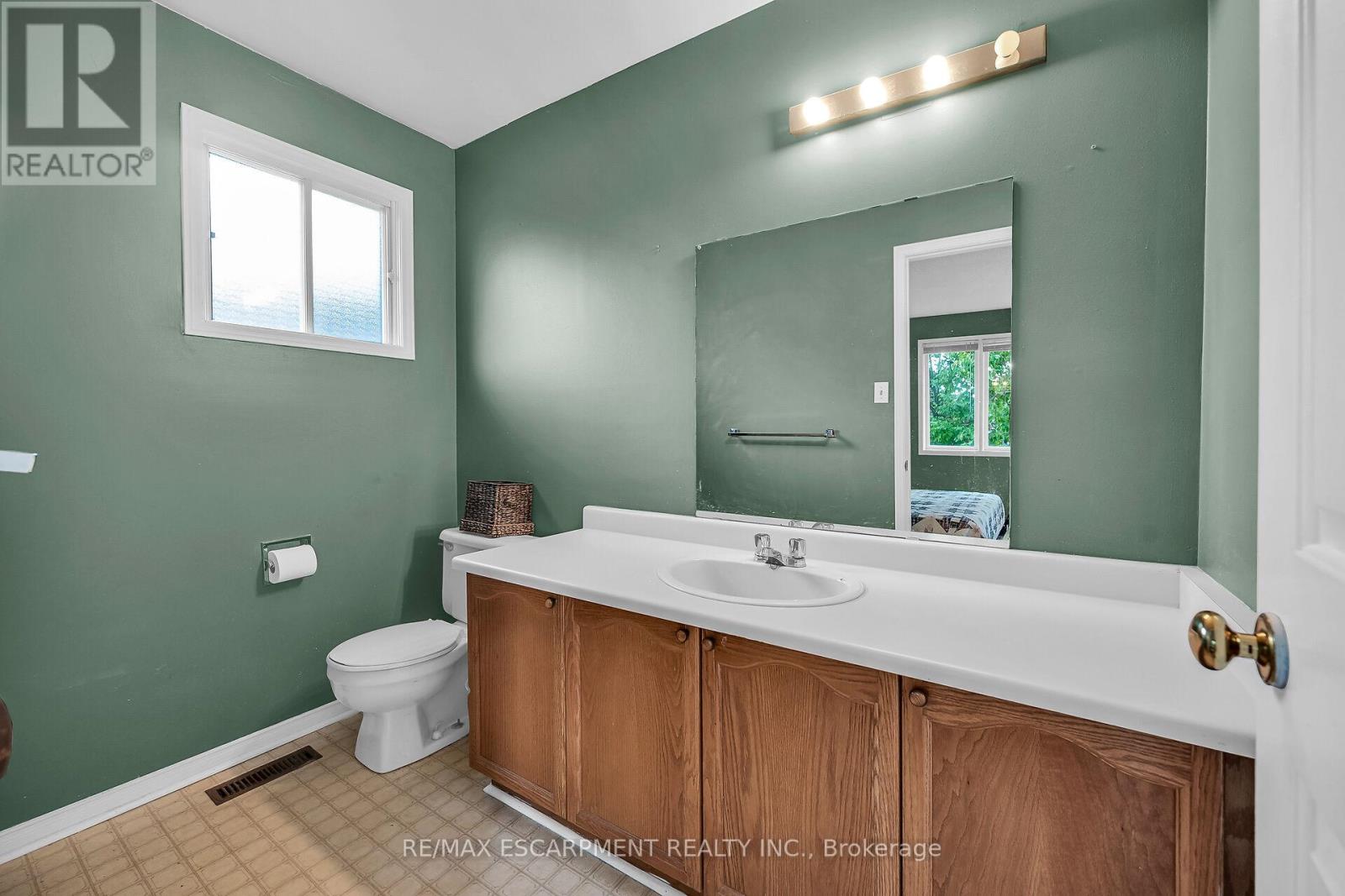 Photo 33 of 70 Golfview Crescent, Hamilton ON