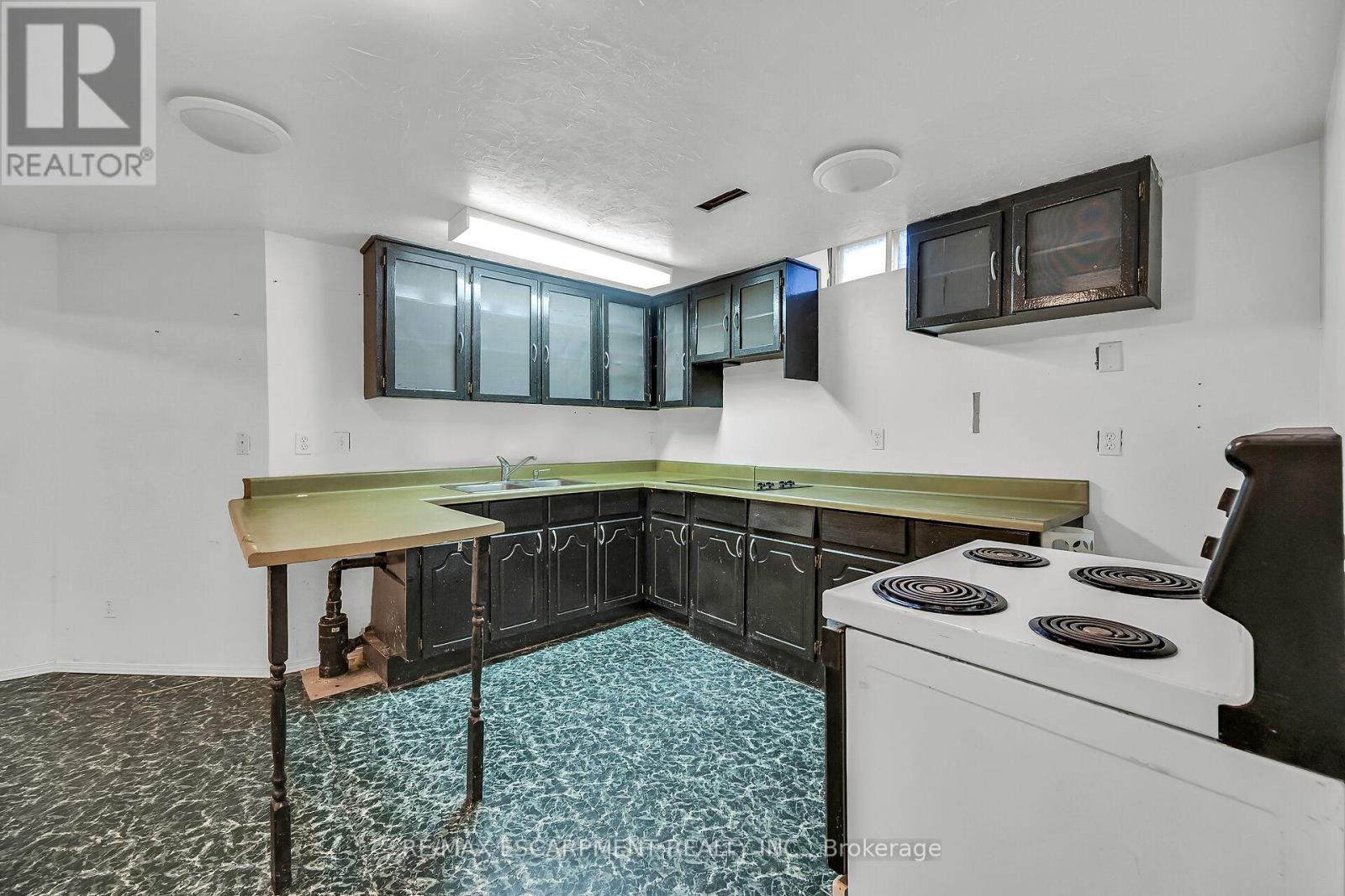 Photo 37 of 70 Golfview Crescent, Hamilton ON
