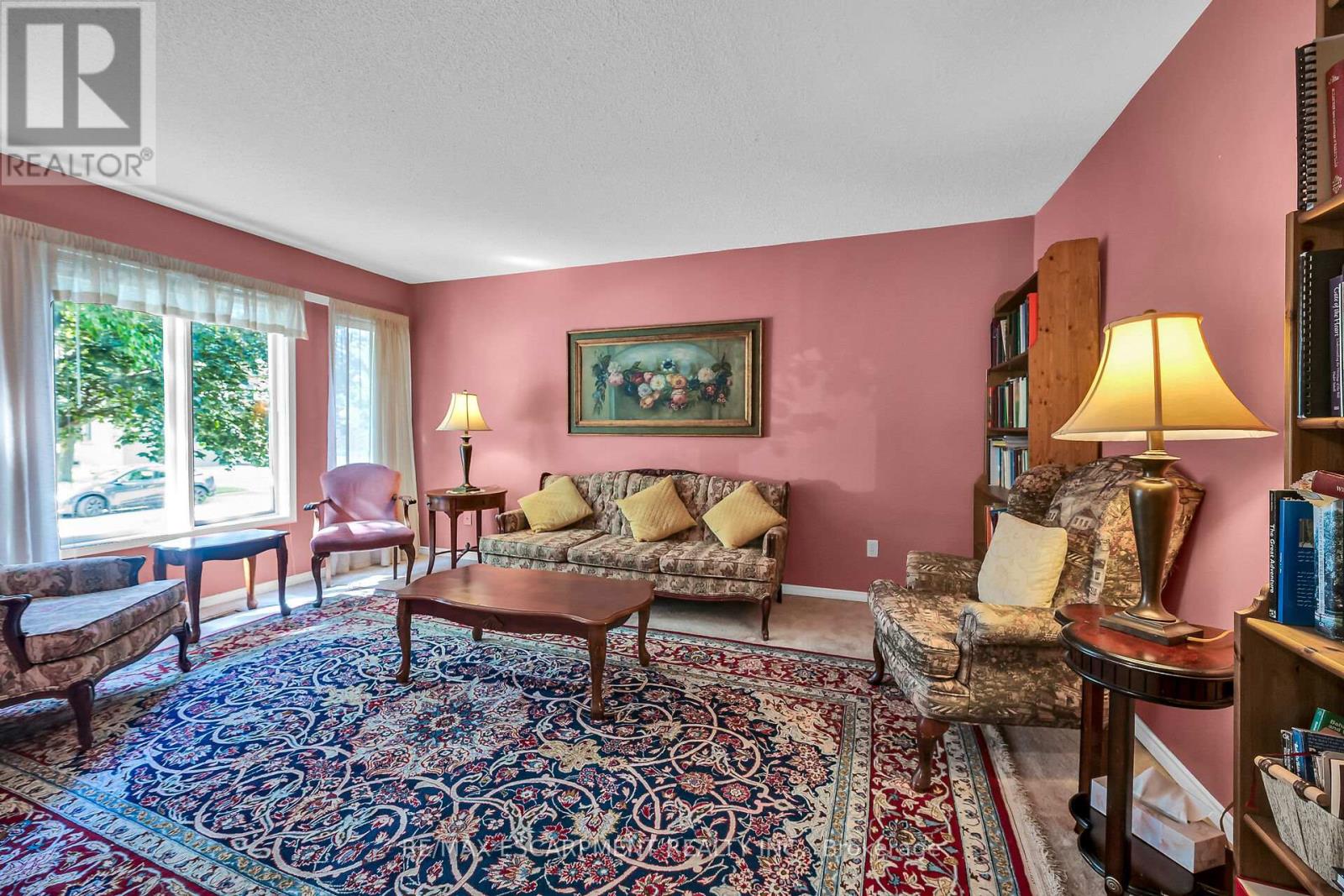 Photo 5 of 70 Golfview Crescent, Hamilton ON