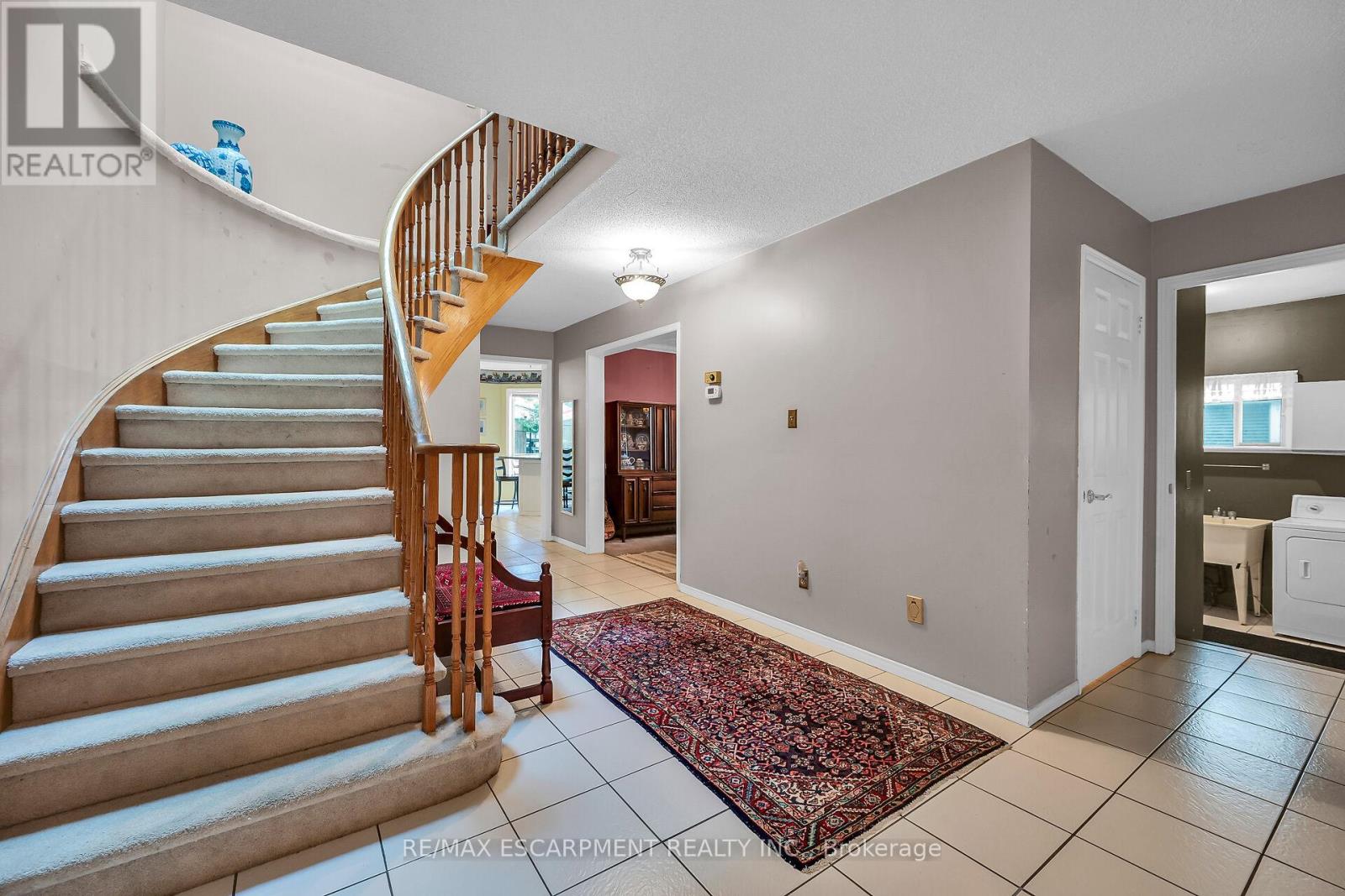 Photo 8 of 70 Golfview Crescent, Hamilton ON