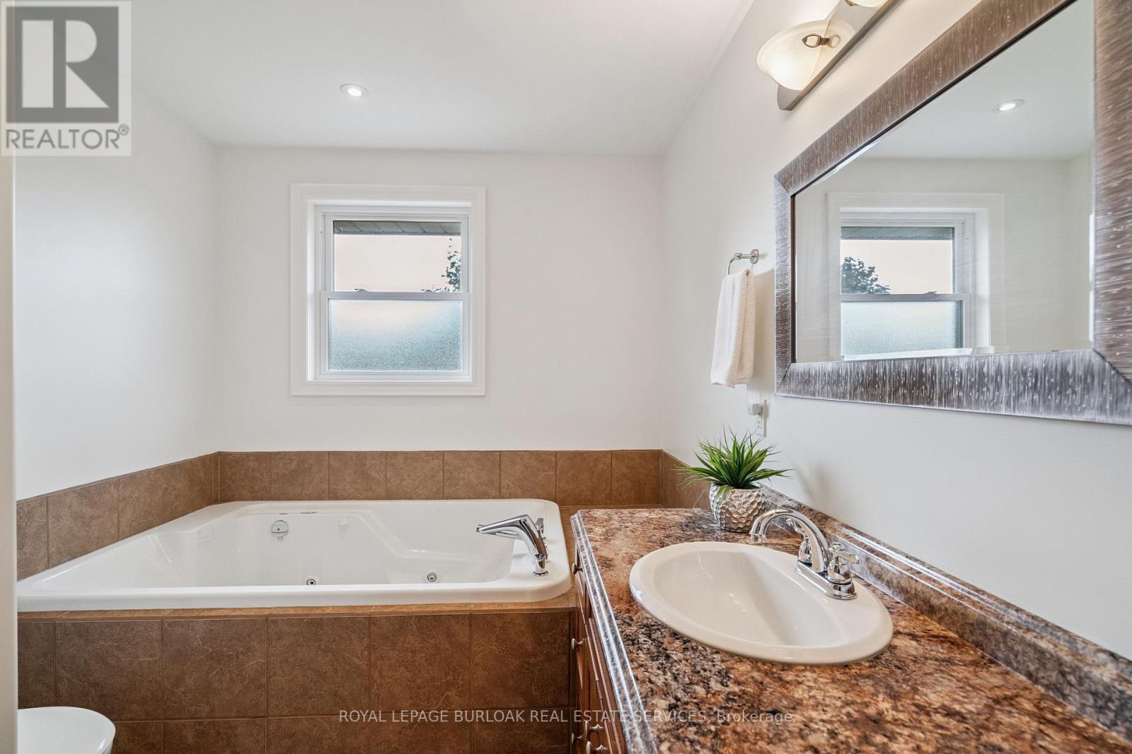 Photo 14 of 90 Driftwood Drive, Norfolk ON