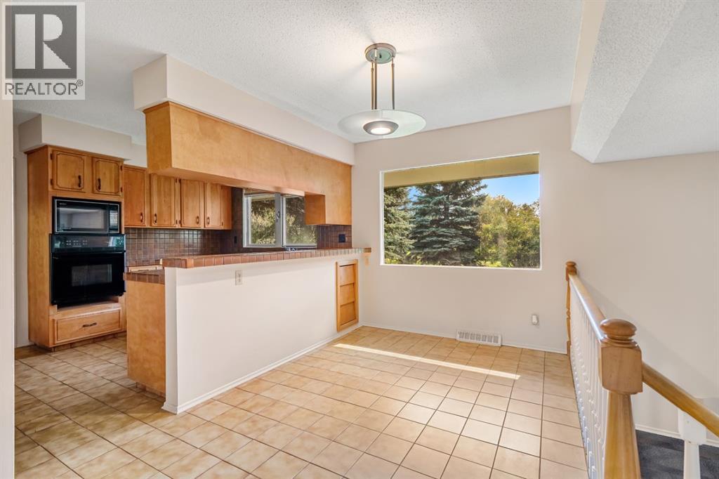 Photo 14 of 427 Willow Grove Crescent Se, Calgary AB