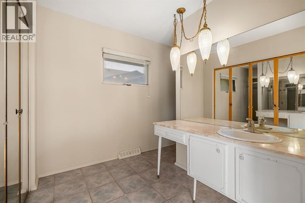Photo 29 of 427 Willow Grove Crescent Se, Calgary AB