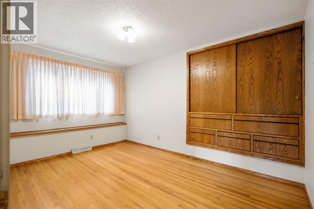 Photo 22 of 427 Willow Grove Crescent Se, Calgary AB