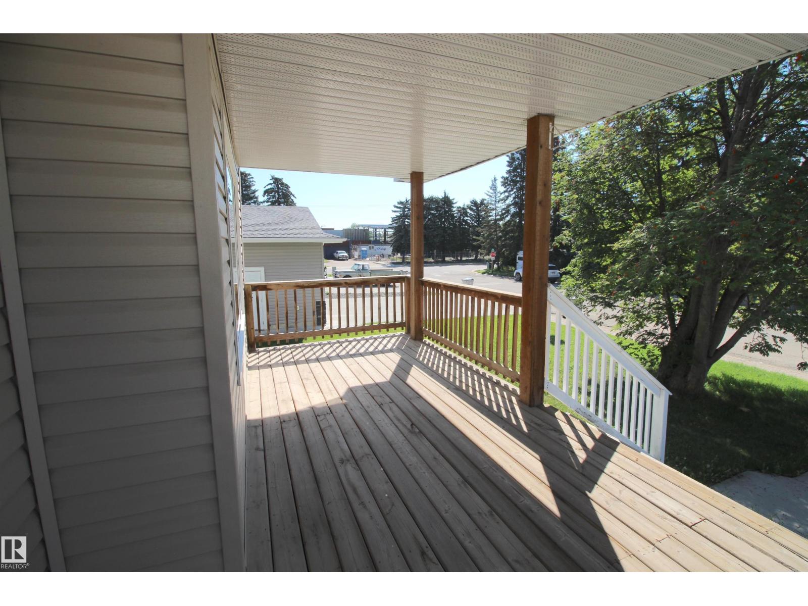 Photo 8 of 5002 52 Av, Calmar AB