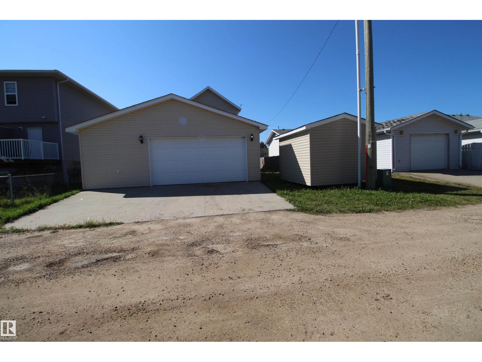 Photo 6 of 5002 52 Av, Calmar AB
