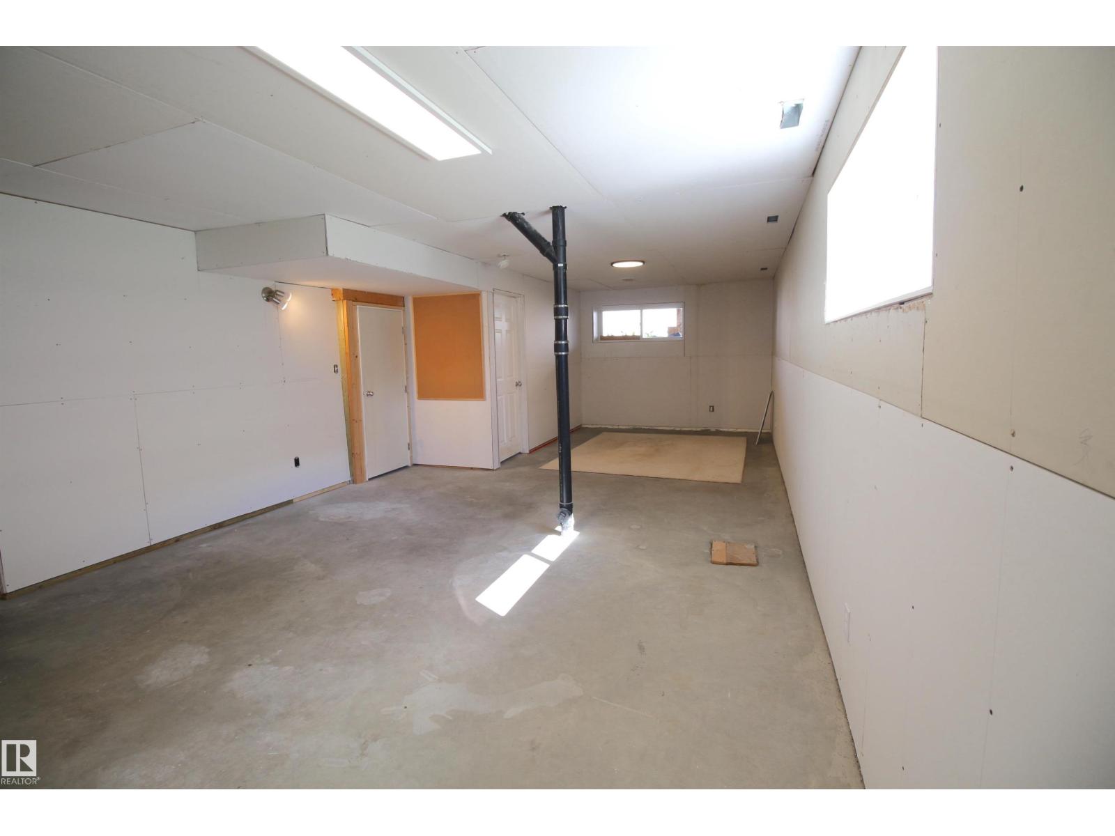 Photo 46 of 5002 52 Av, Calmar AB