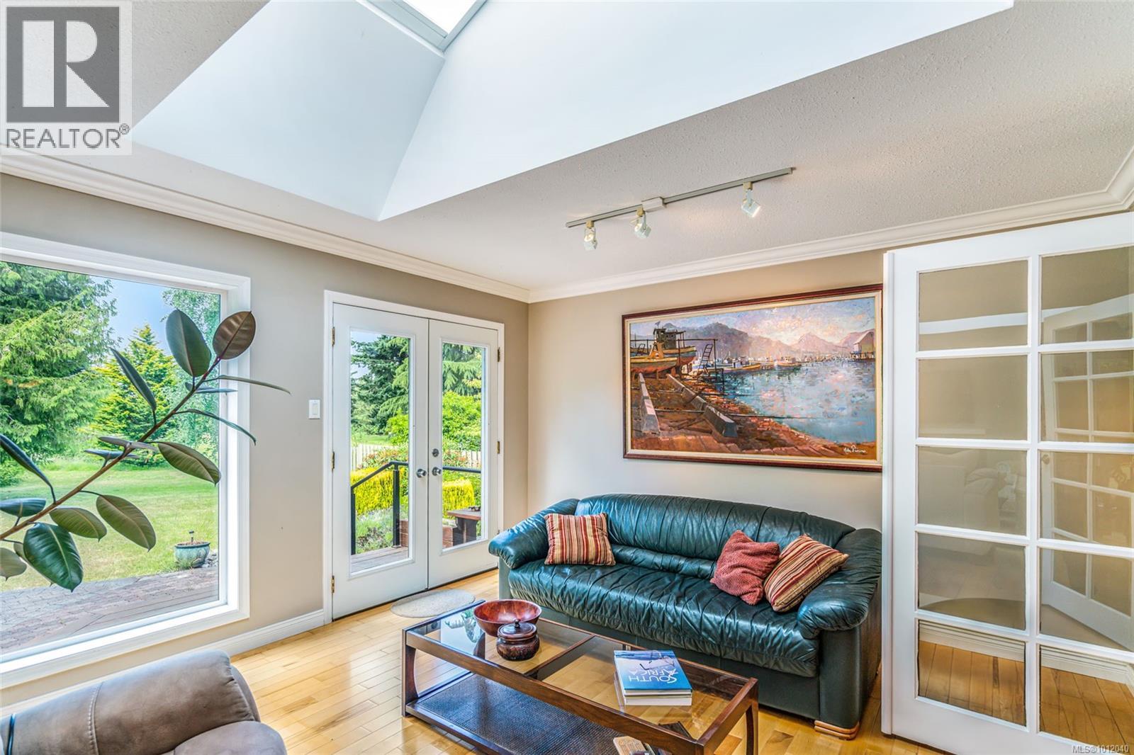 Photo 10 of 1023 Harlequin Rd, Qualicum Beach BC