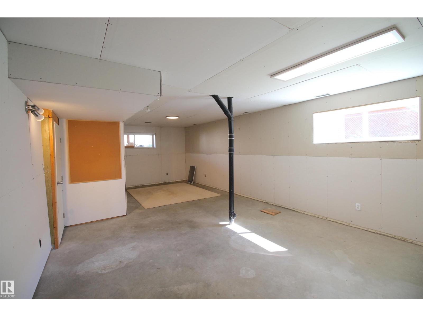 Photo 45 of 5002 52 Av, Calmar AB