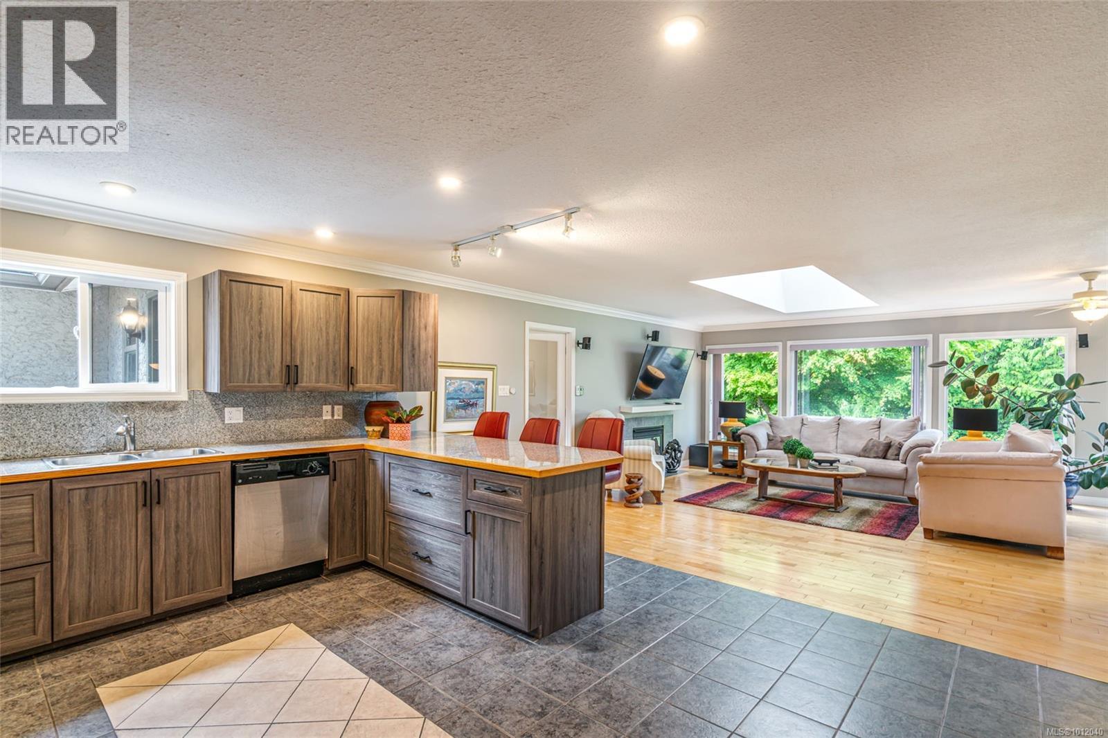 Photo 17 of 1023 Harlequin Rd, Qualicum Beach BC