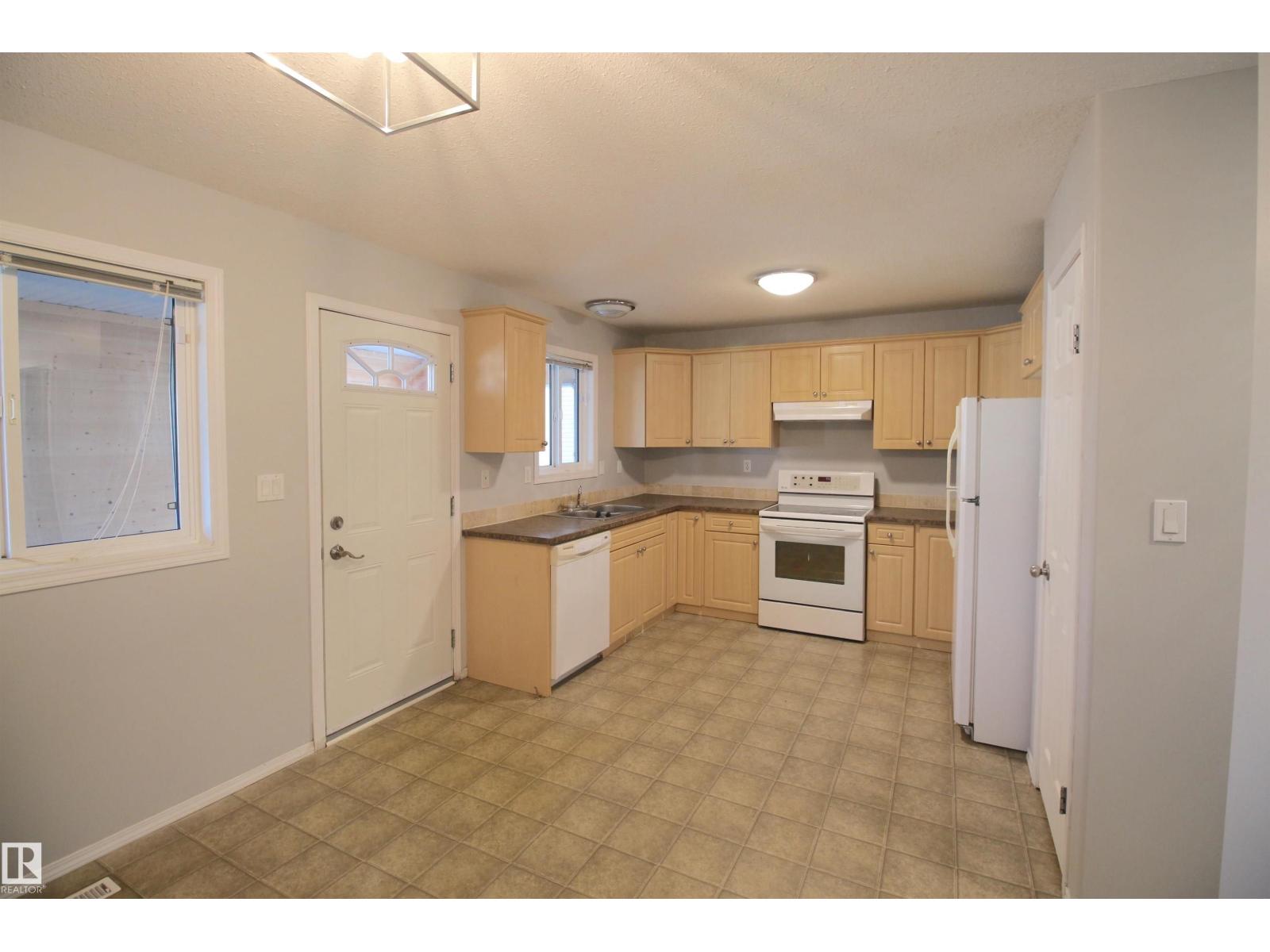 Photo 24 of 5002 52 Av, Calmar AB