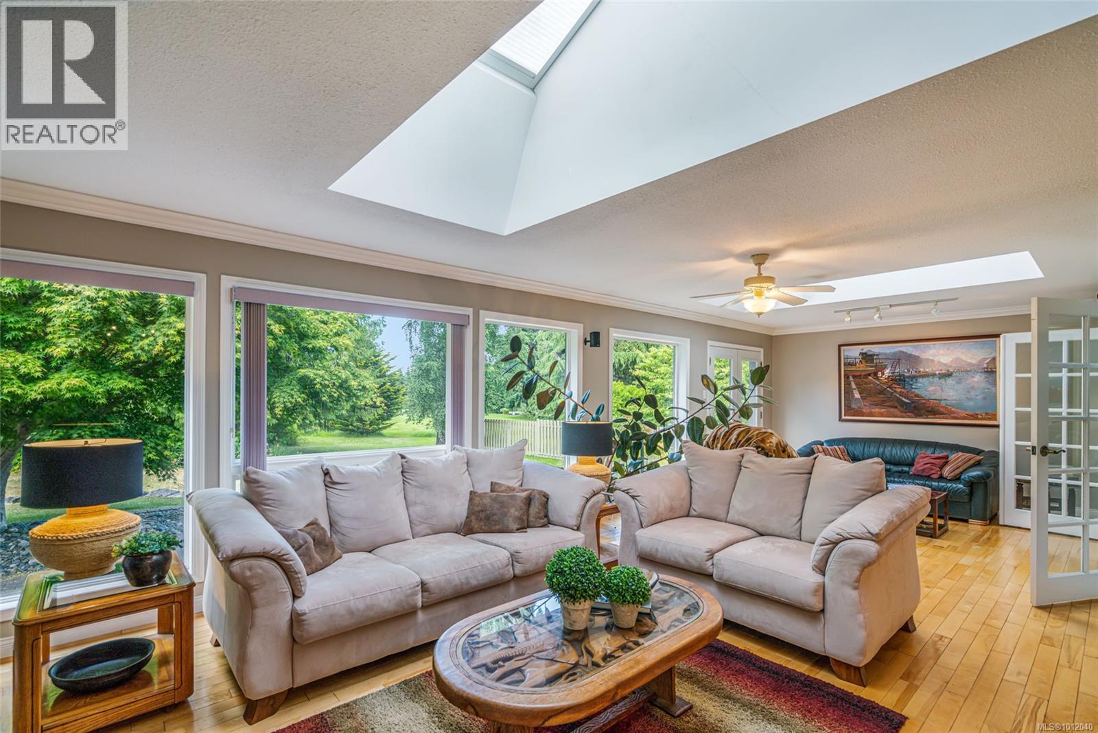 Photo 9 of 1023 Harlequin Rd, Qualicum Beach BC