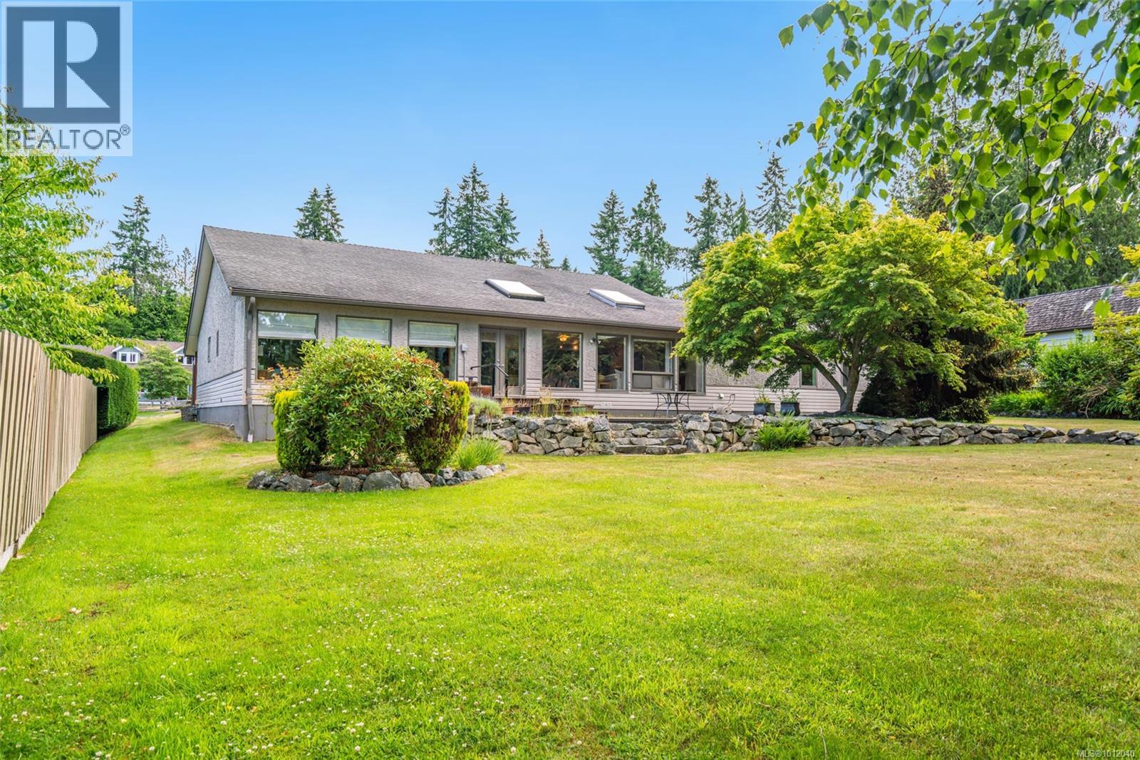 Photo 6 of 1023 Harlequin Rd, Qualicum Beach BC