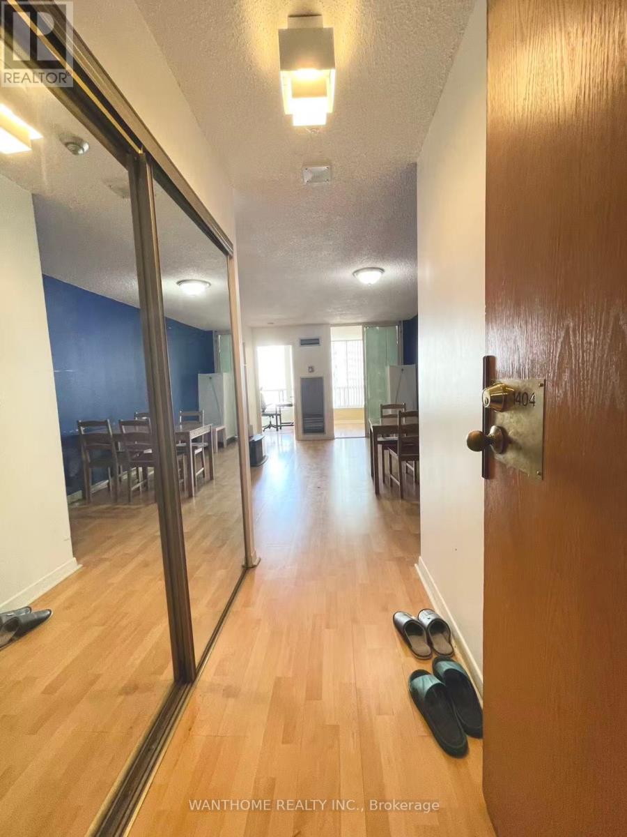 Photo 3 of 1404 44 St Joseph Street, Toronto ON