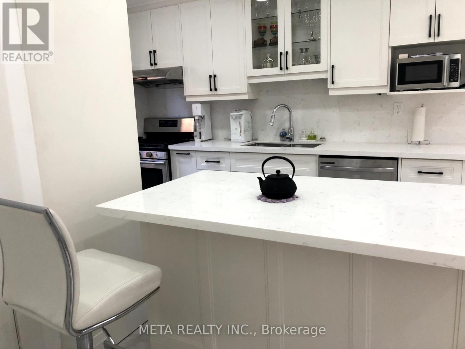 Photo 10 of 533 Westmount Avenue, Toronto ON