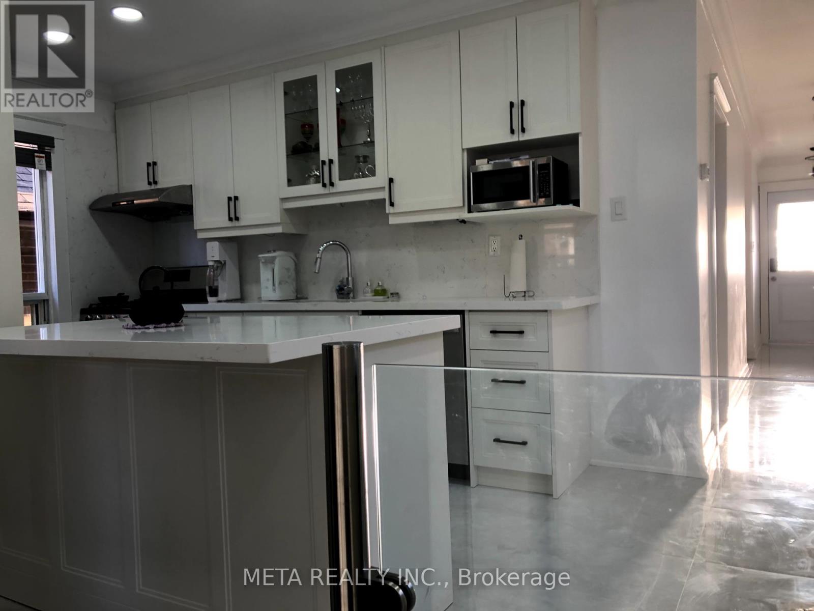 Photo 4 of 533 Westmount Avenue, Toronto ON