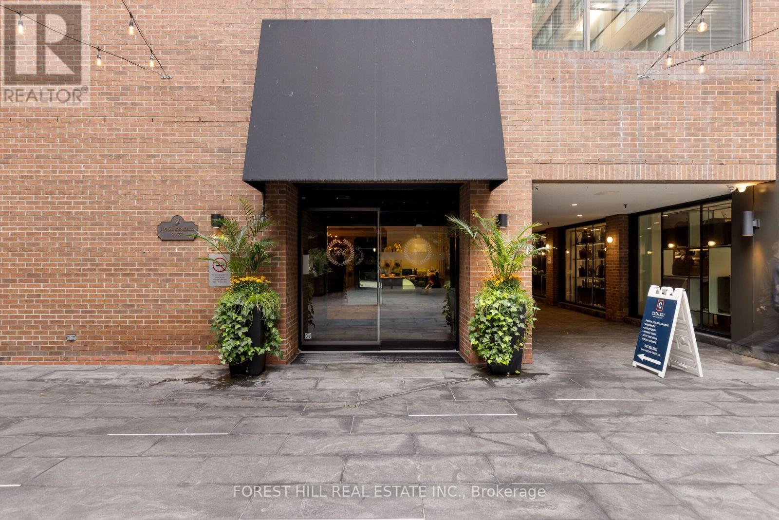 Photo 2 of 507 164 Cumberland Street, Toronto ON