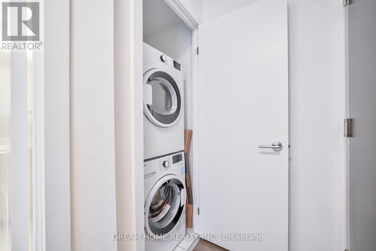 Photo 33 of 2208 32 Forest Manor Road, Toronto ON
