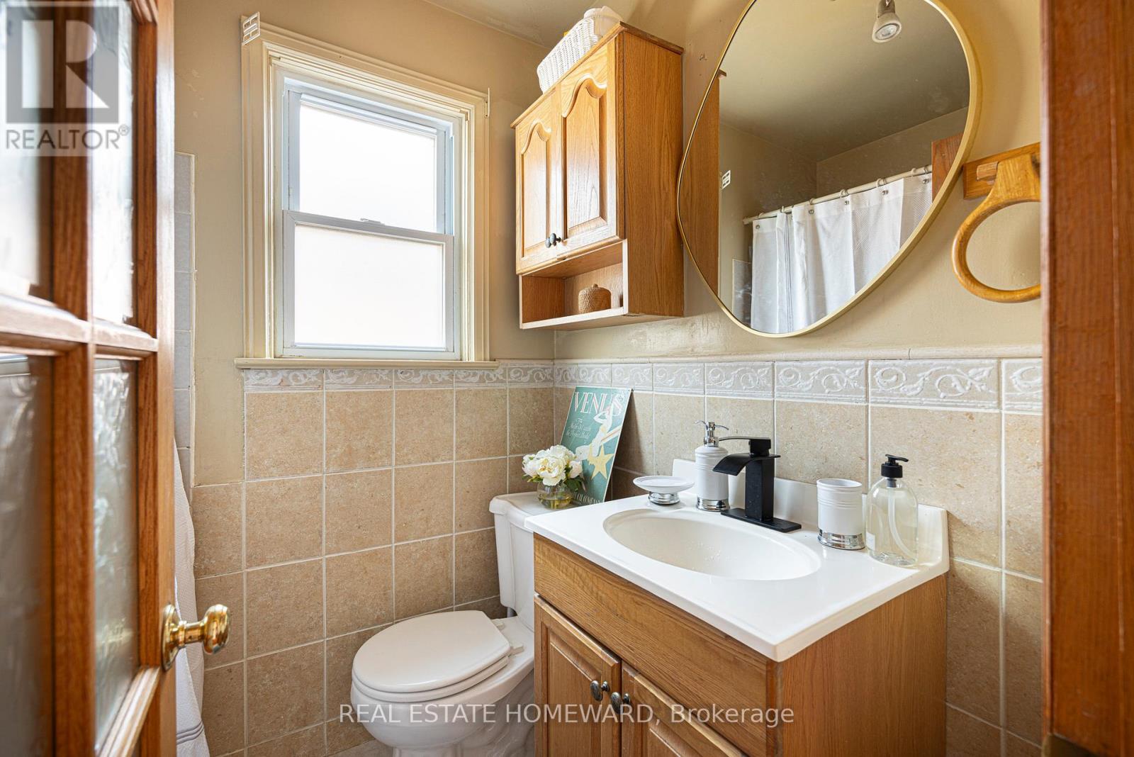 Photo 15 of 121 Sandown Avenue, Toronto ON