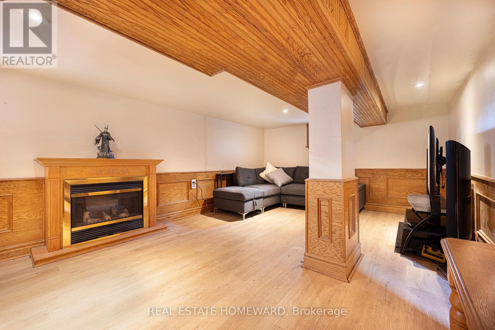 Photo 18 of 121 Sandown Avenue, Toronto ON