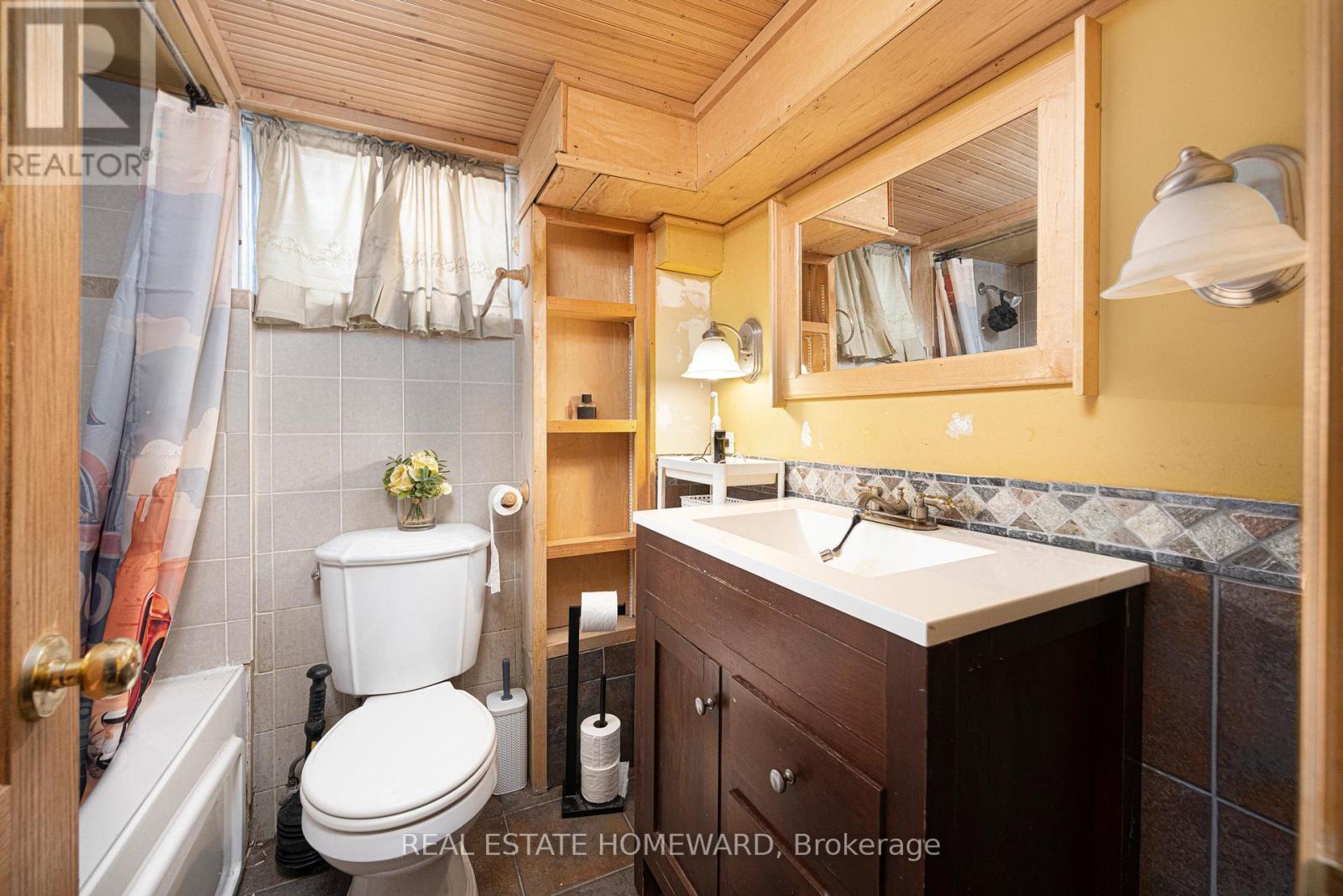 Photo 24 of 121 Sandown Avenue, Toronto ON