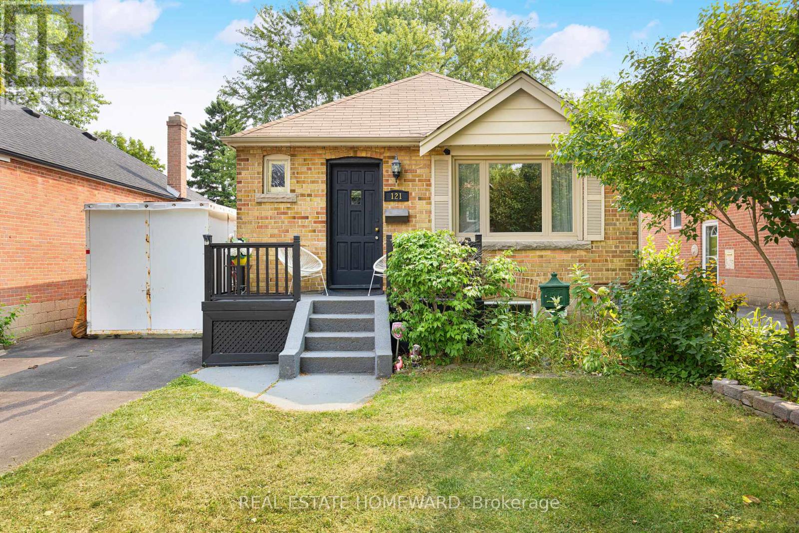 Photo 27 of 121 Sandown Avenue, Toronto ON