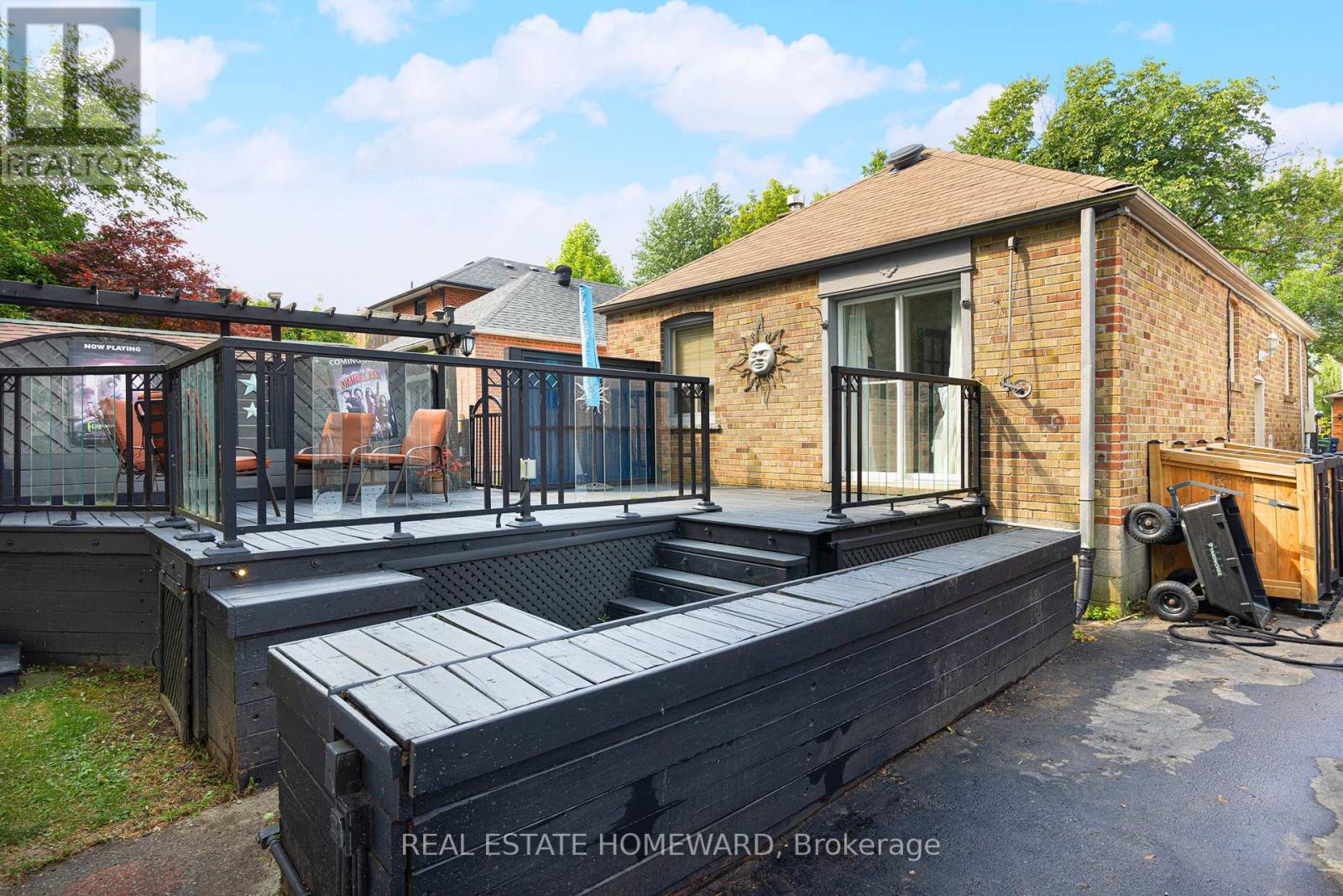 Photo 29 of 121 Sandown Avenue, Toronto ON