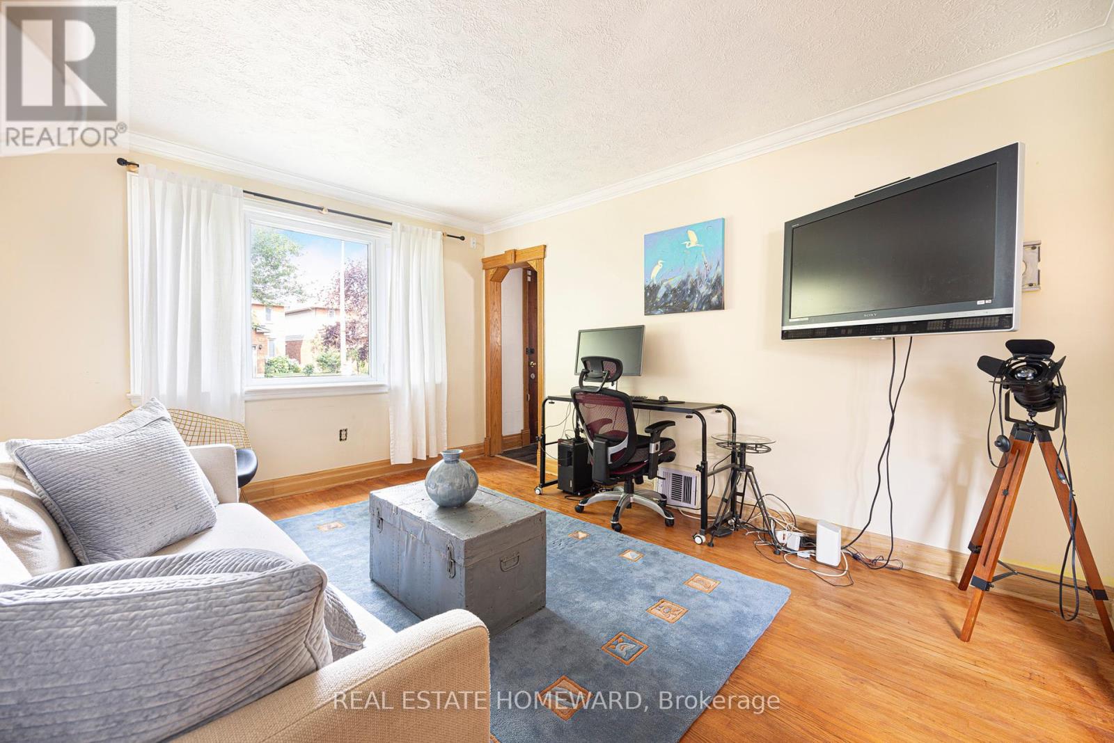 Photo 3 of 121 Sandown Avenue, Toronto ON