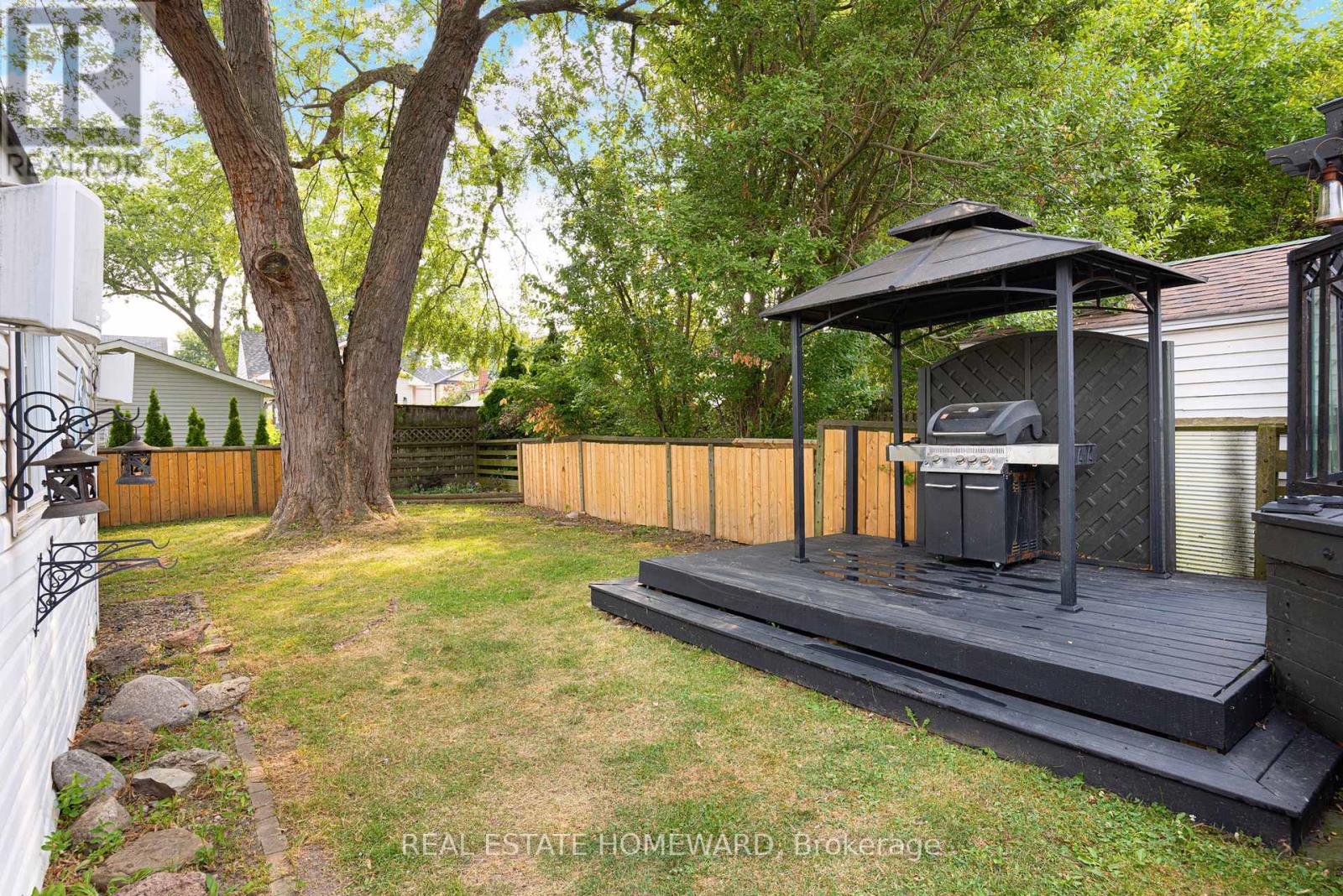 Photo 31 of 121 Sandown Avenue, Toronto ON
