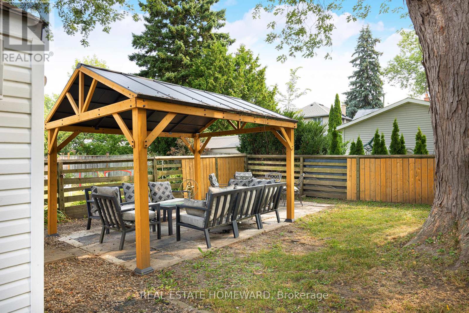 Photo 32 of 121 Sandown Avenue, Toronto ON