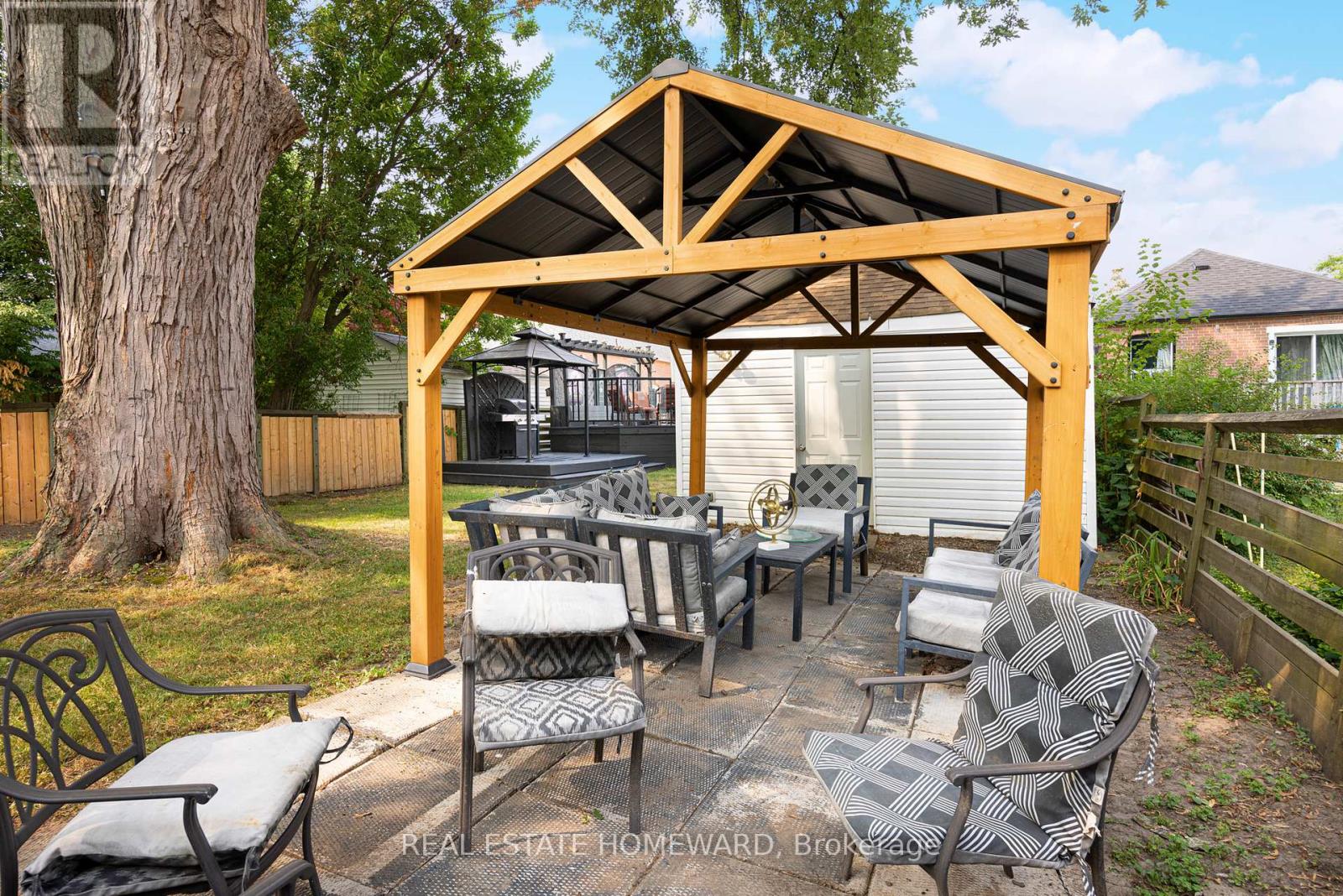 Photo 33 of 121 Sandown Avenue, Toronto ON