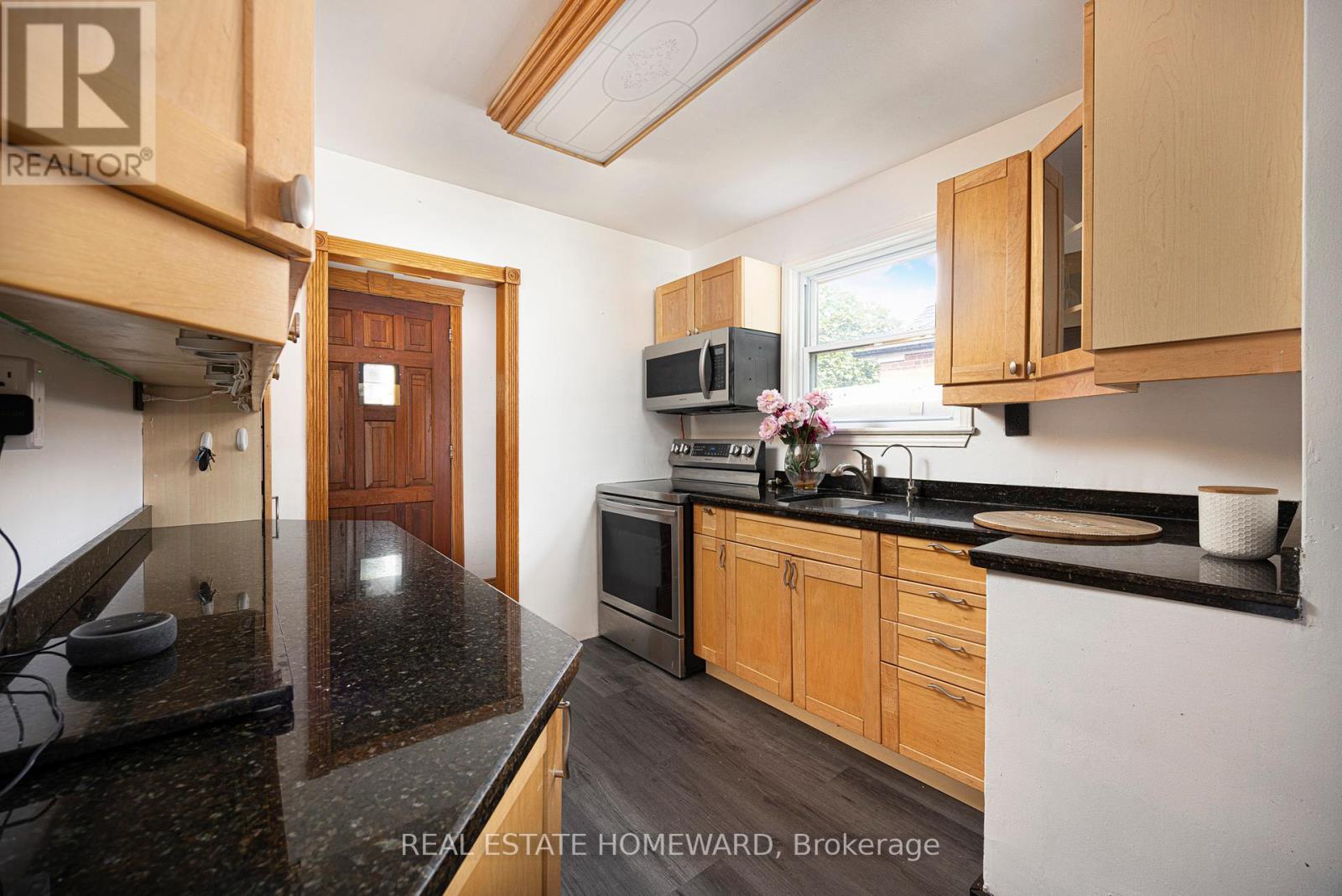 Photo 9 of 121 Sandown Avenue, Toronto ON