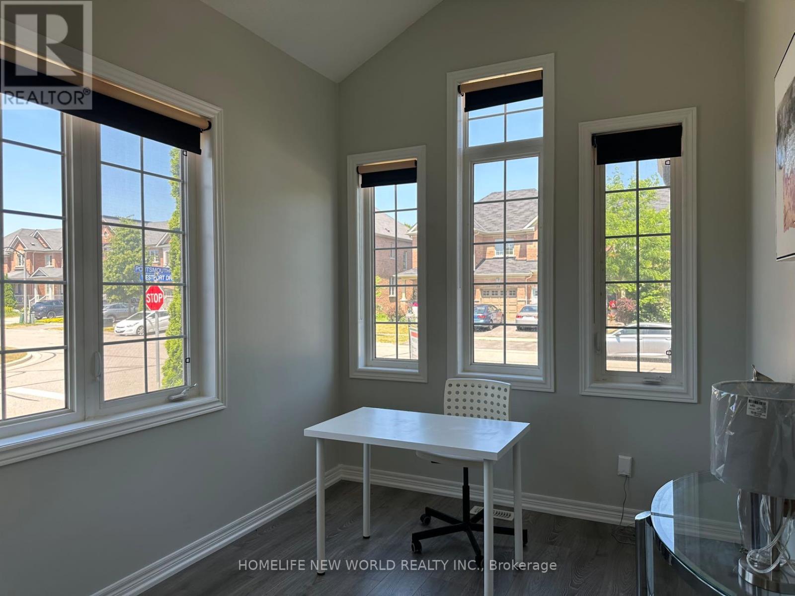 Photo 10 of 35 Westport Drive, Whitby ON