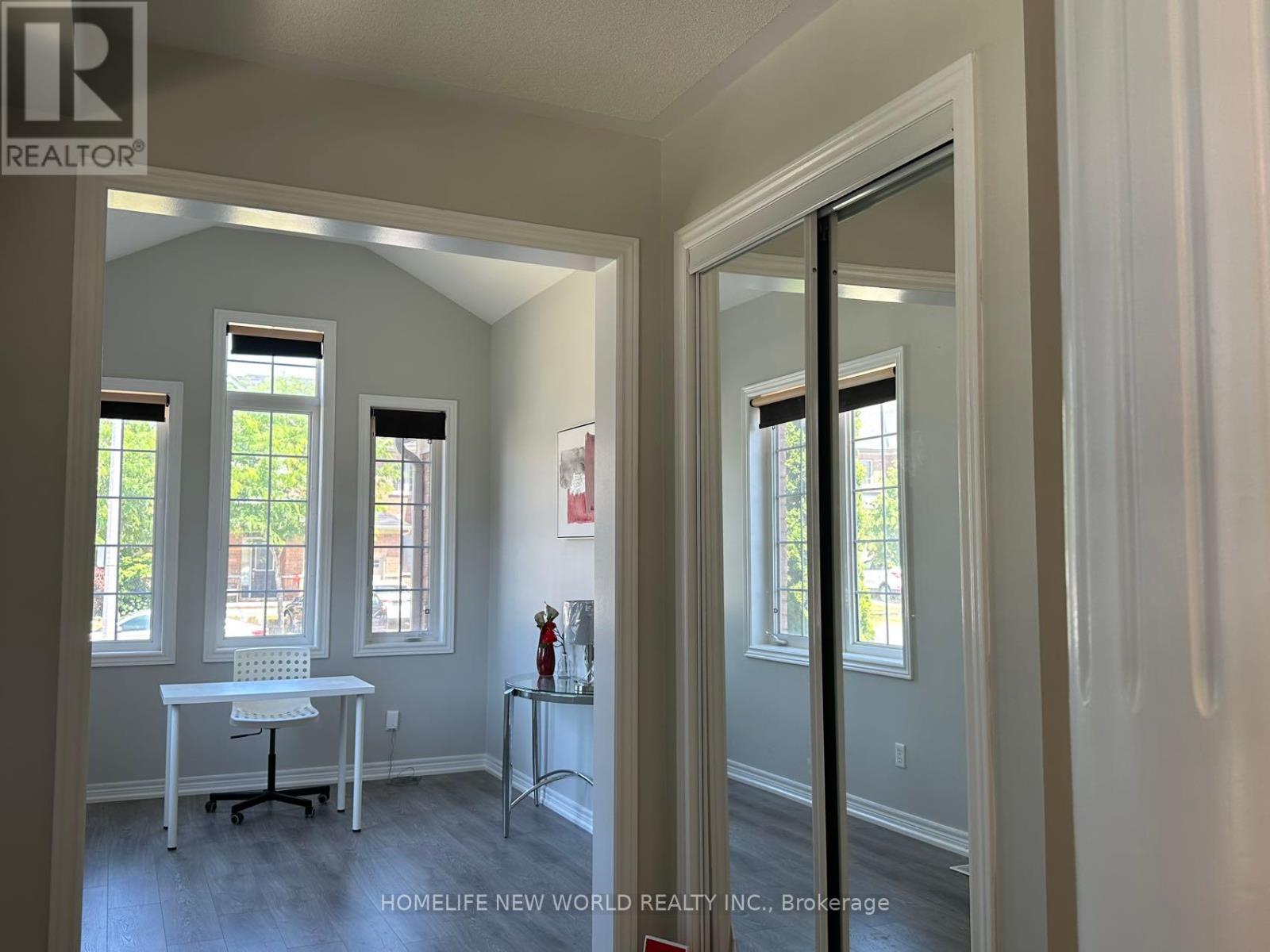 Photo 12 of 35 Westport Drive, Whitby ON