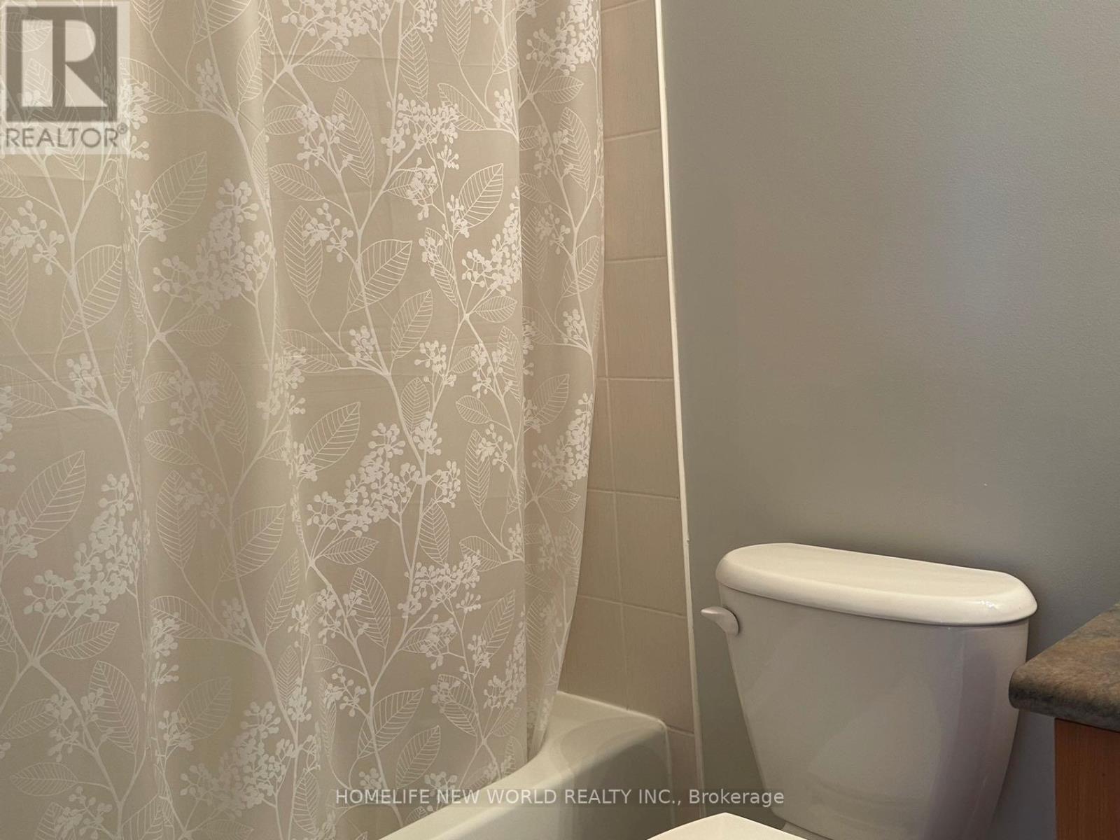 Photo 13 of 35 Westport Drive, Whitby ON