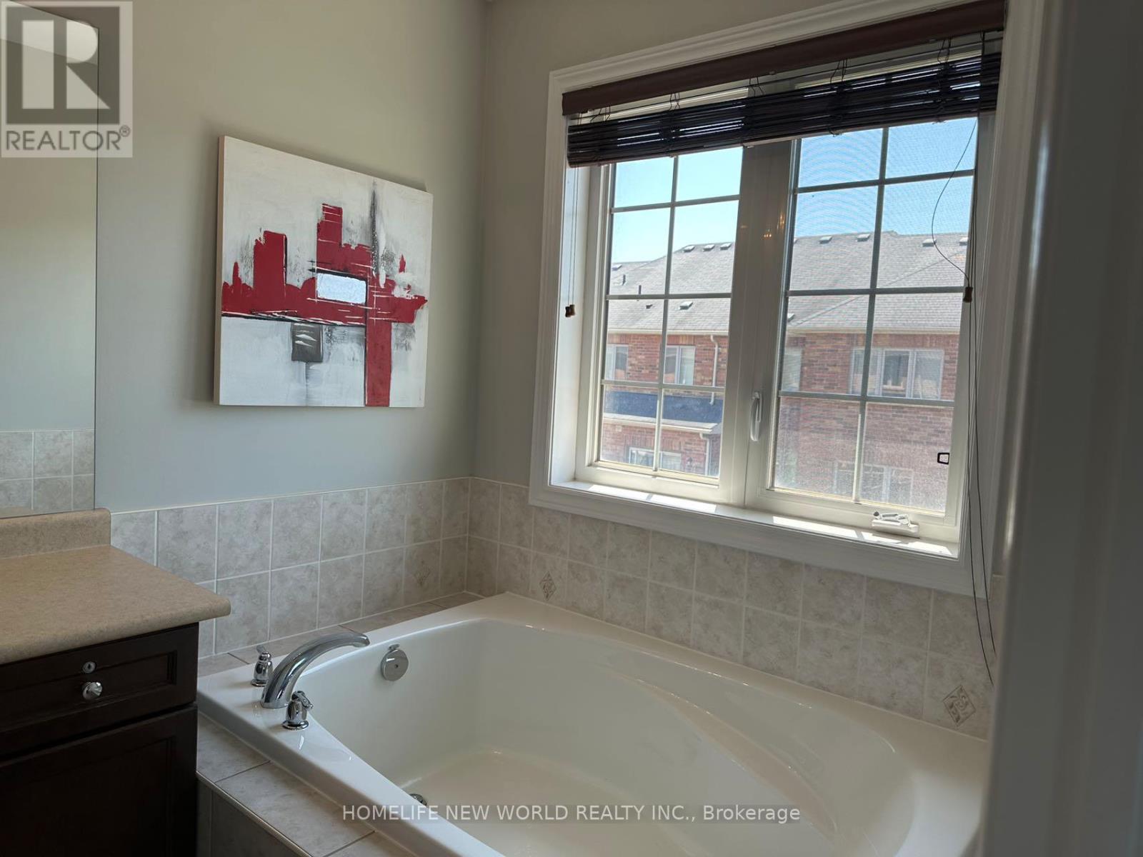 Photo 15 of 35 Westport Drive, Whitby ON