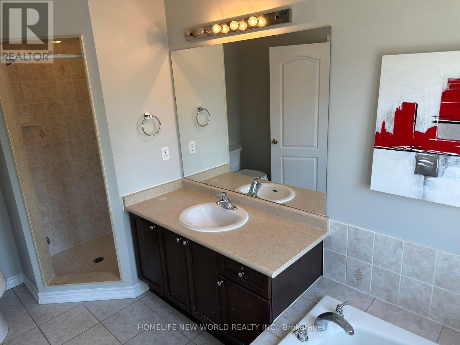 Photo 16 of 35 Westport Drive, Whitby ON