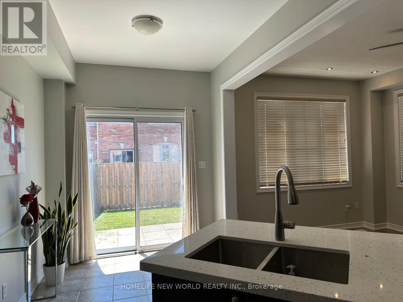 Photo 8 of 35 Westport Drive, Whitby ON