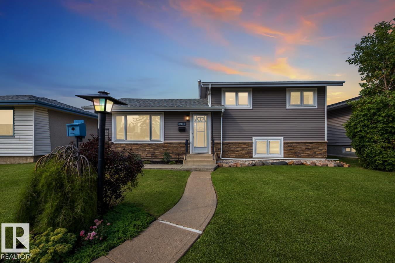 Photo 1 of 8910 162 St Nw, Edmonton AB