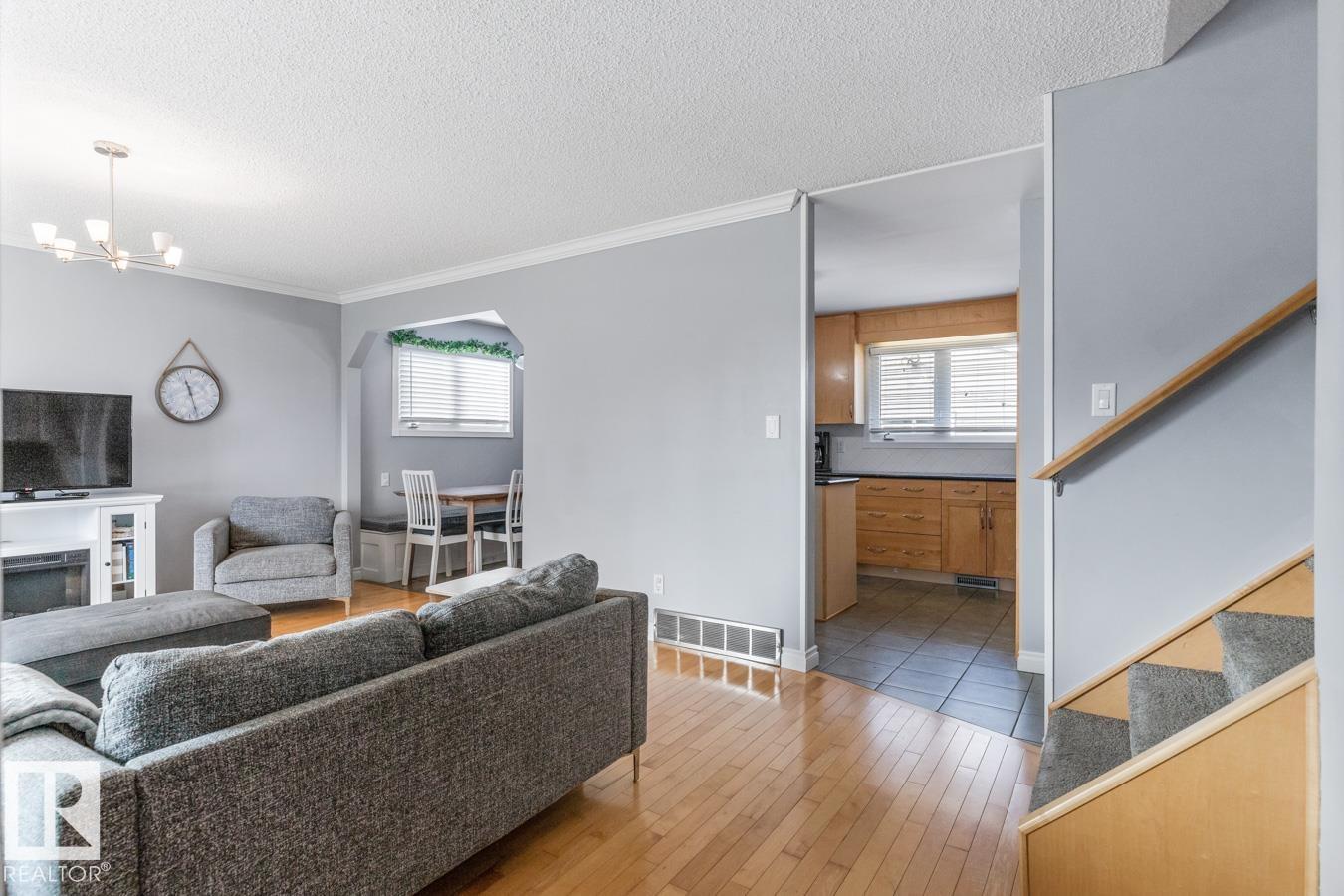 Photo 2 of 8910 162 St Nw, Edmonton AB