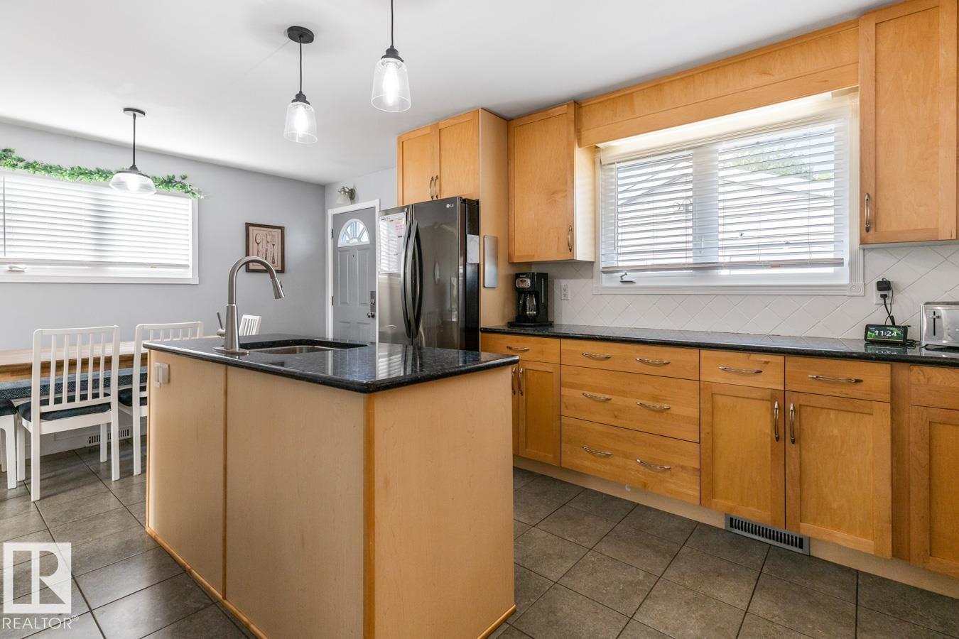 Photo 7 of 8910 162 St Nw, Edmonton AB