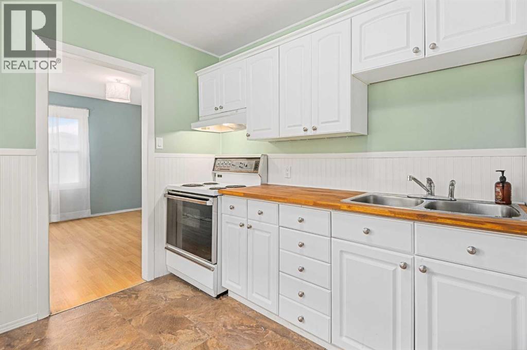 Photo 17 of 605 19 Street Nw, Calgary AB