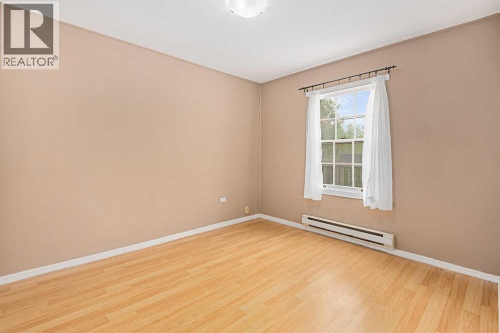 Photo 23 of 605 19 Street Nw, Calgary AB