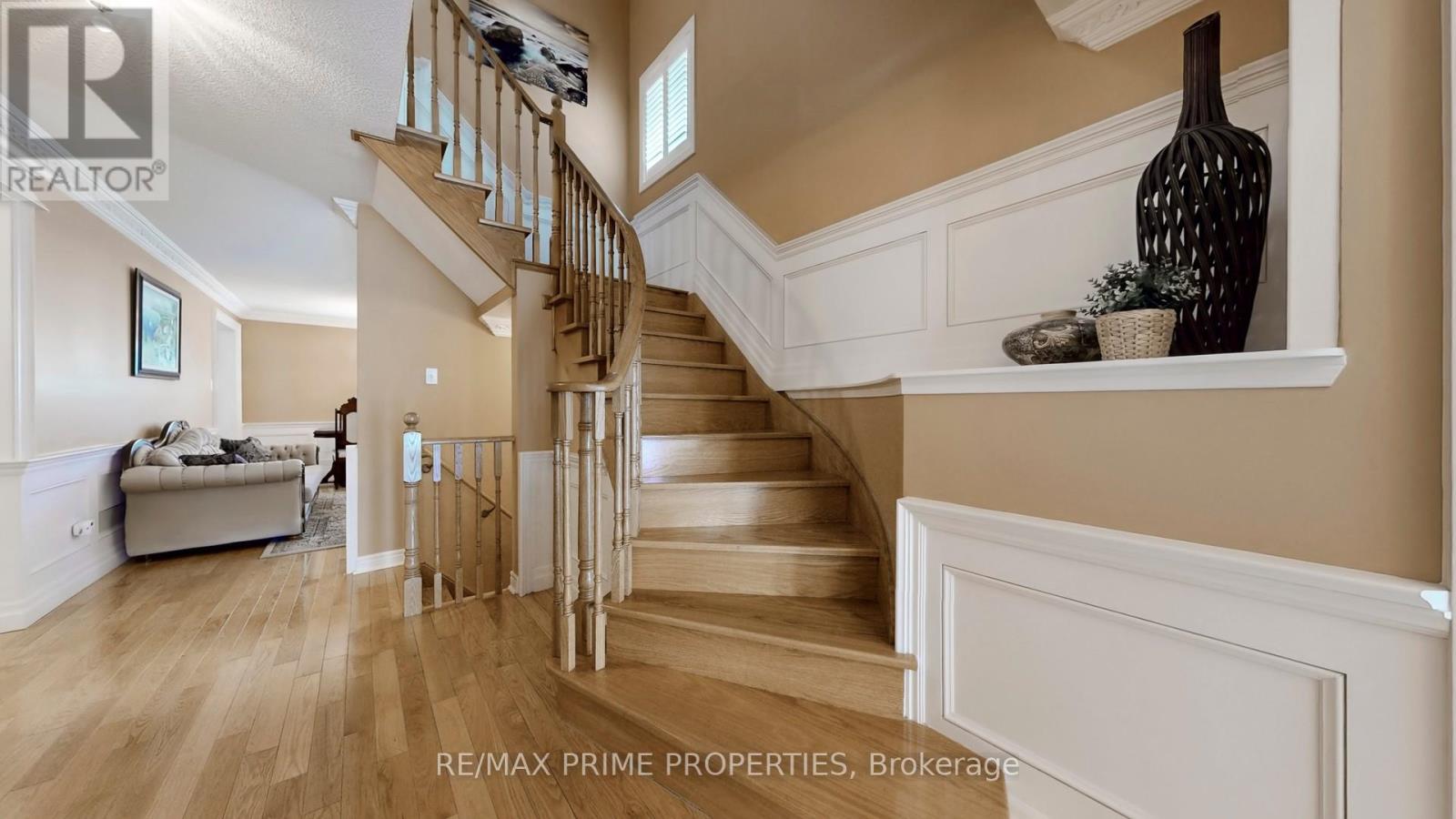 Photo 5 of 49 Rembrandt Drive, Markham ON
