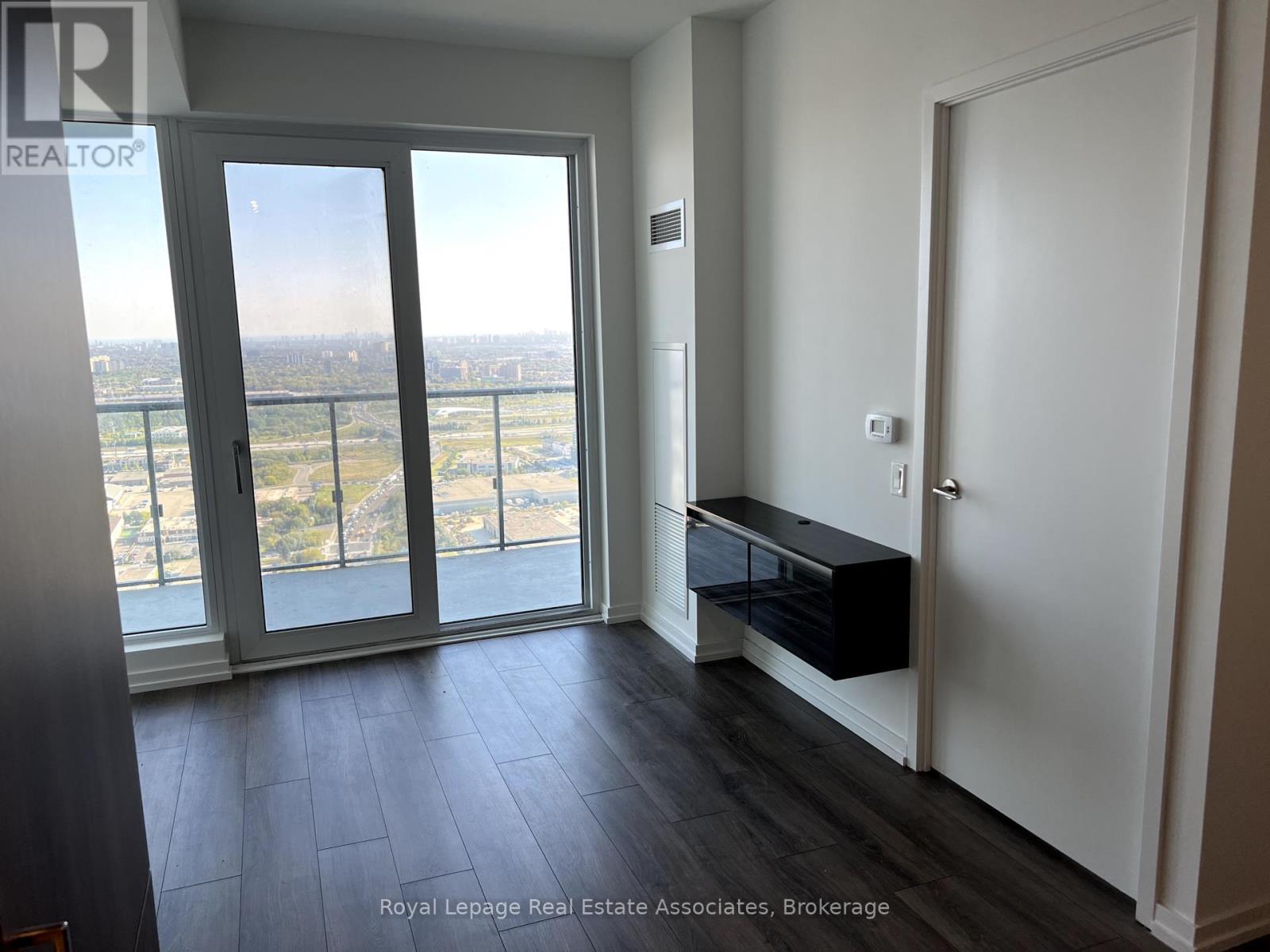 Photo 8 of 5003 7890 Jane Street, Vaughan ON