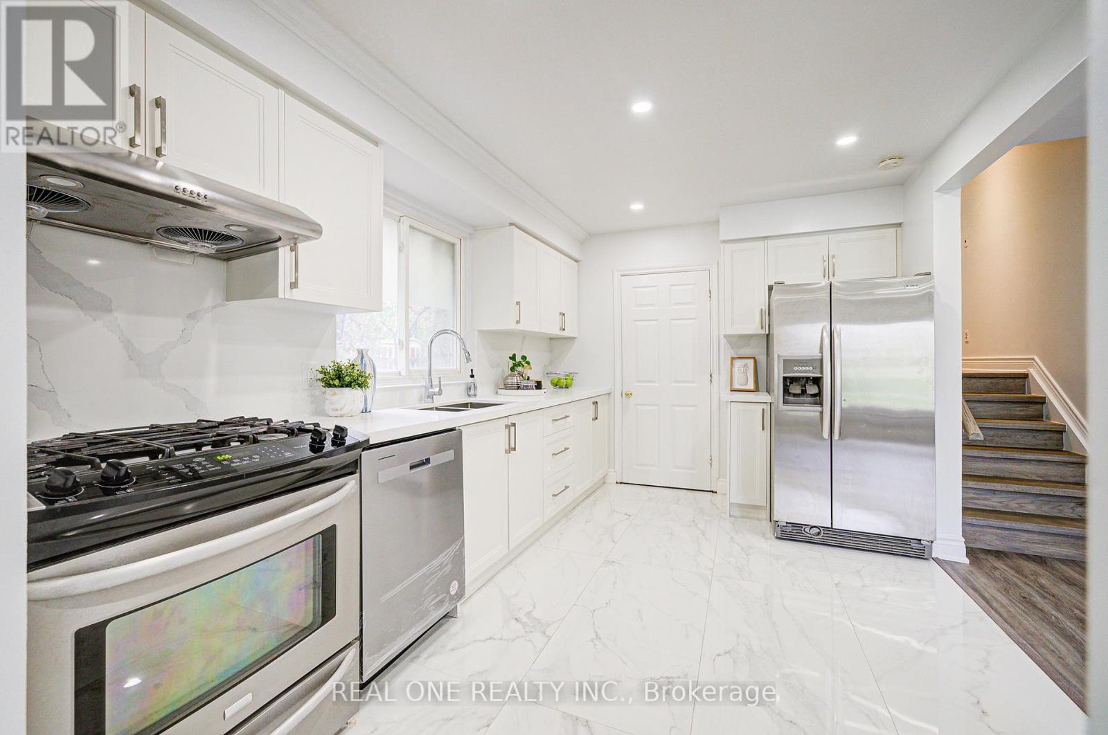 Photo 14 of 68 Laverock Avenue, Richmond Hill ON