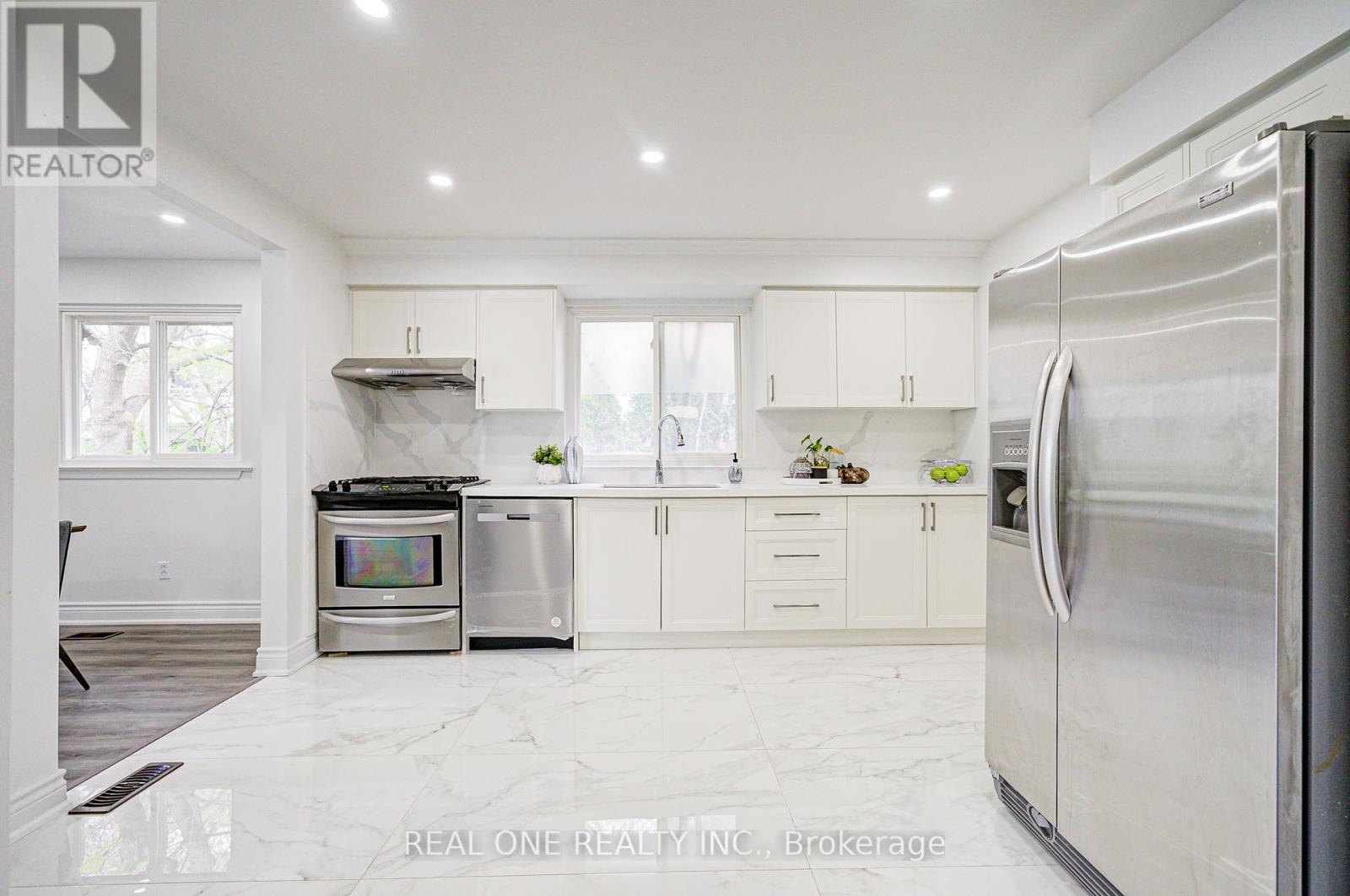 Photo 15 of 68 Laverock Avenue, Richmond Hill ON
