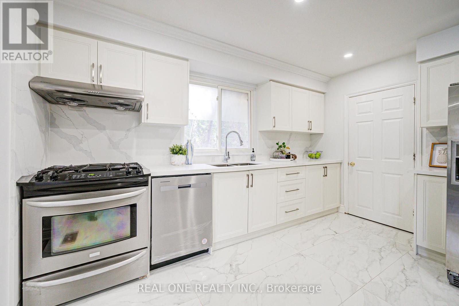 Photo 17 of 68 Laverock Avenue, Richmond Hill ON