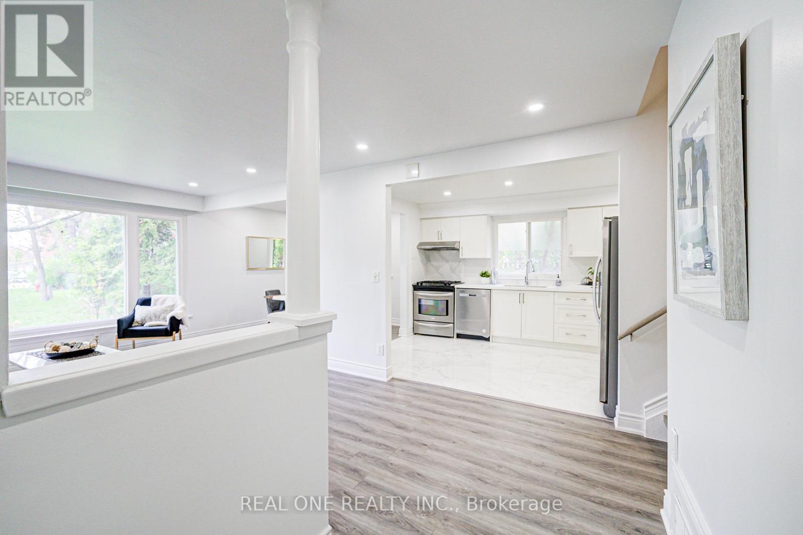 Photo 5 of 68 Laverock Avenue, Richmond Hill ON