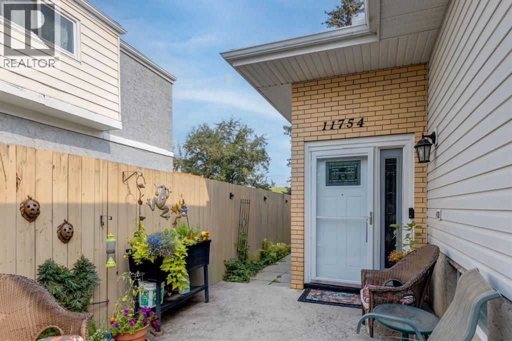 Photo 2 of 11754 Canfield Road Sw, Calgary AB